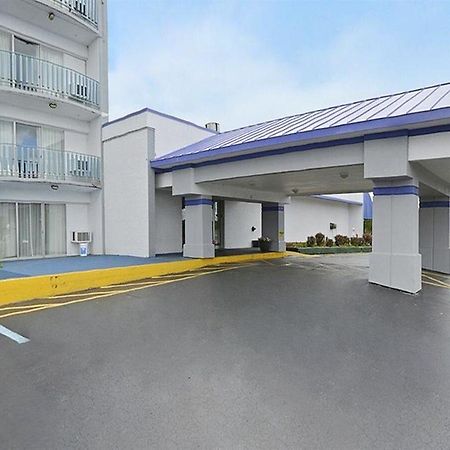 Howard Johnson By Wyndham Saint Joseph Benton Harbor Bagian luar foto