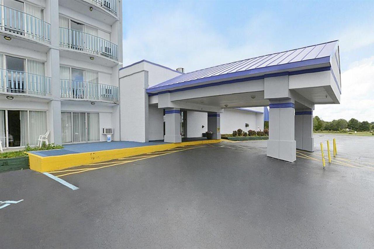 Howard Johnson By Wyndham Saint Joseph Benton Harbor Bagian luar foto