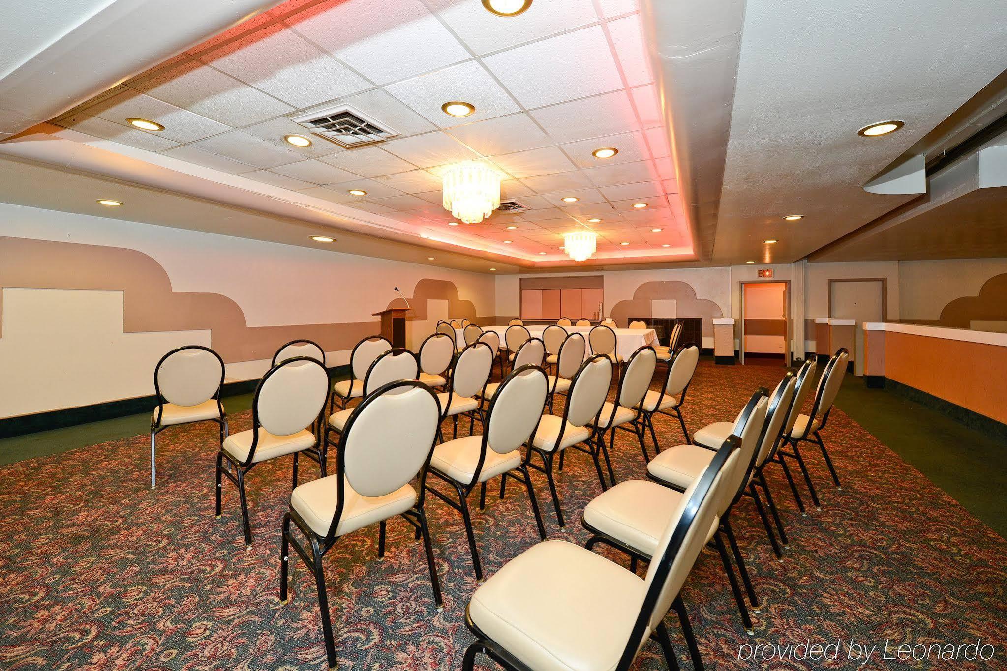Howard Johnson By Wyndham Saint Joseph Benton Harbor Bagian luar foto