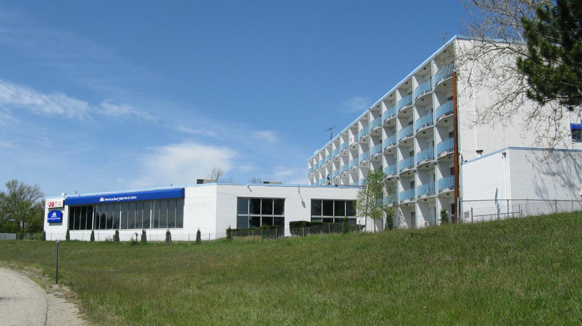 Howard Johnson By Wyndham Saint Joseph Benton Harbor Bagian luar foto
