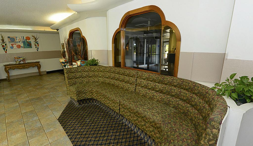 Howard Johnson By Wyndham Saint Joseph Benton Harbor Bagian luar foto