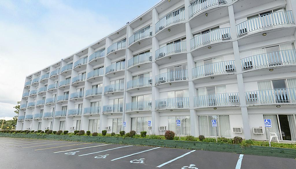 Howard Johnson By Wyndham Saint Joseph Benton Harbor Bagian luar foto