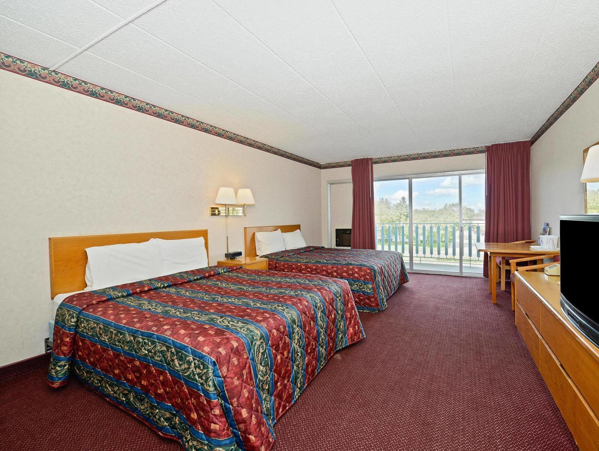 Howard Johnson By Wyndham Saint Joseph Benton Harbor Bagian luar foto