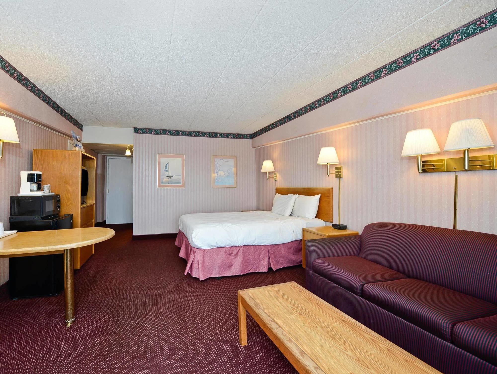 Howard Johnson By Wyndham Saint Joseph Benton Harbor Bagian luar foto