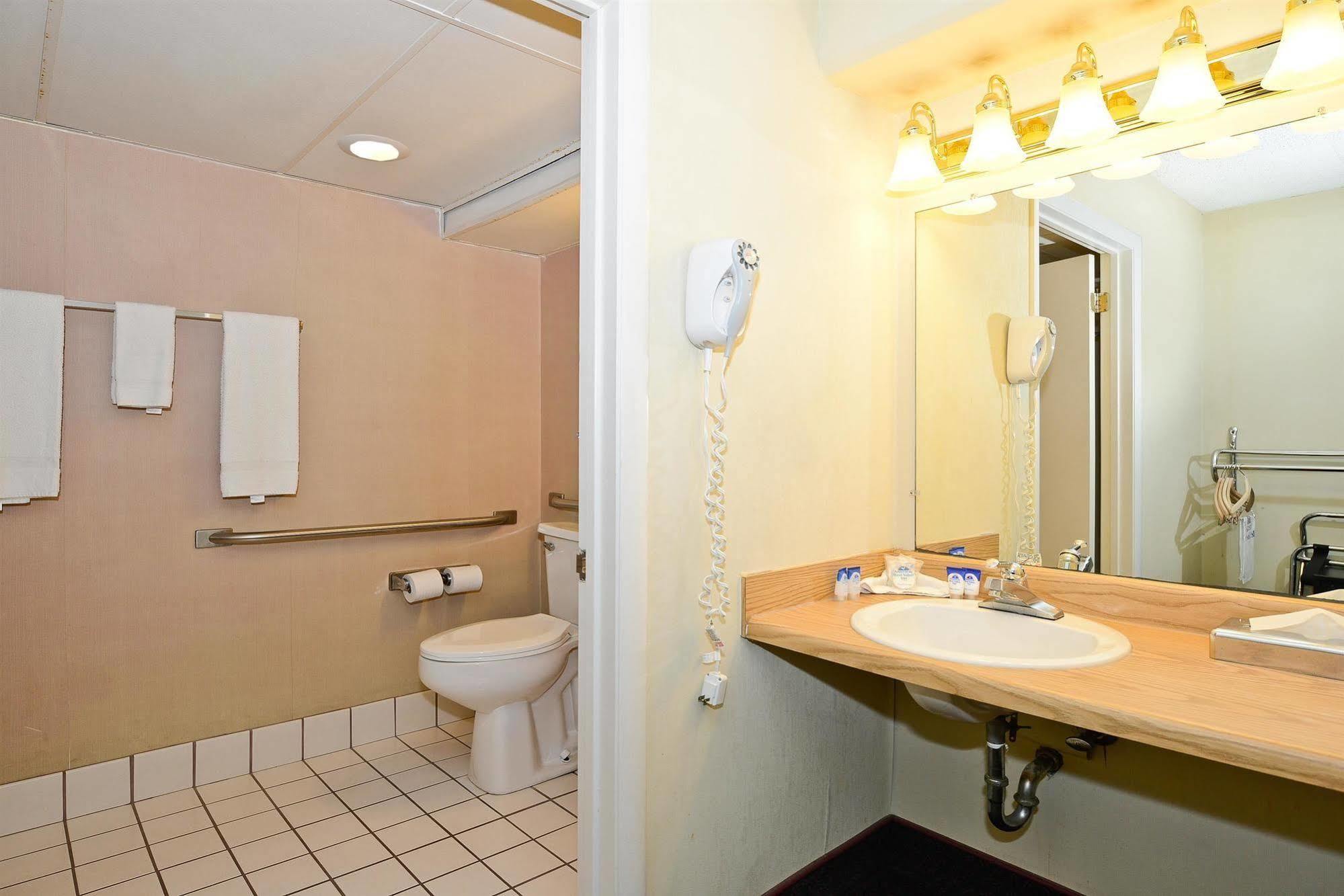 Howard Johnson By Wyndham Saint Joseph Benton Harbor Ruang foto