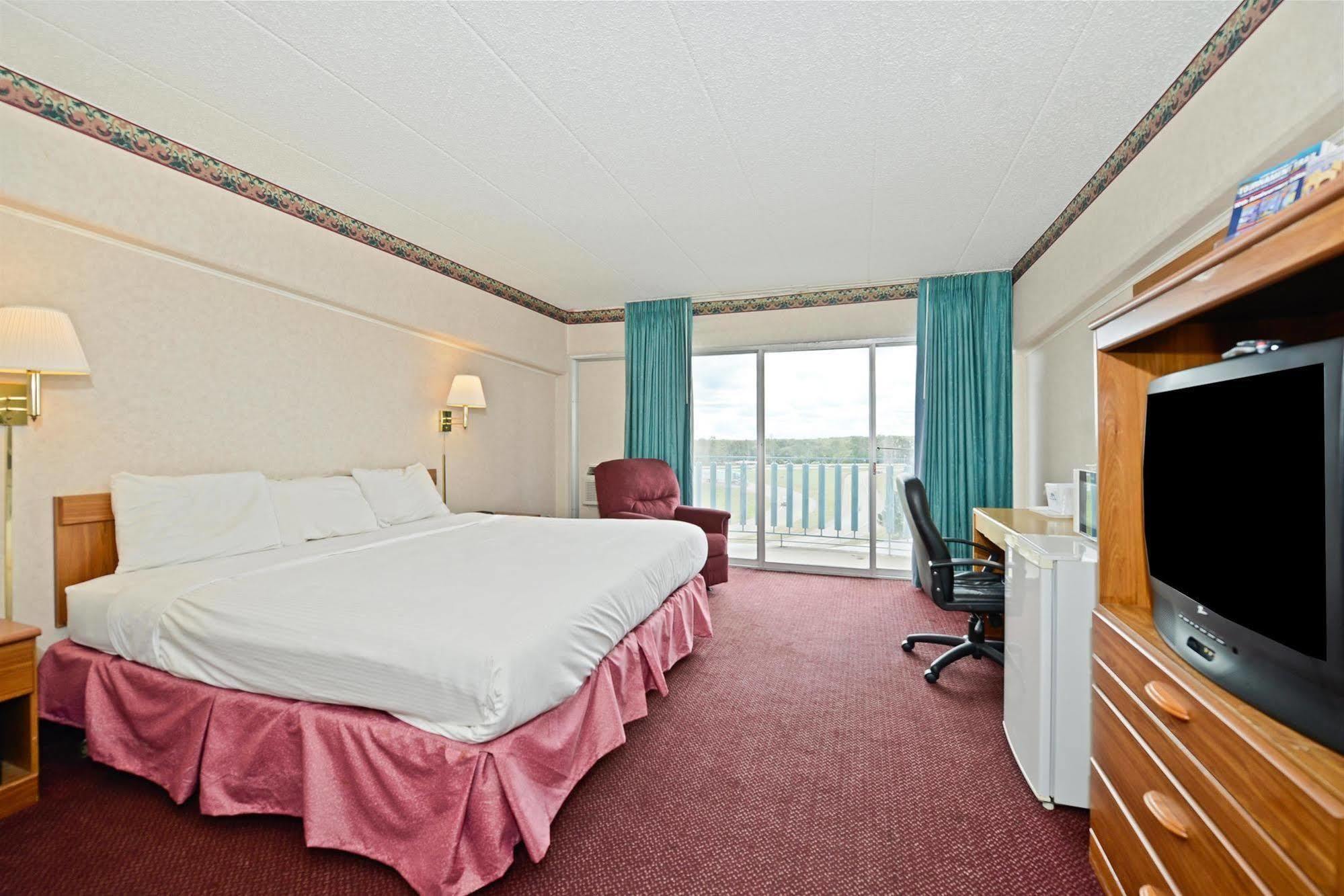 Howard Johnson By Wyndham Saint Joseph Benton Harbor Bagian luar foto