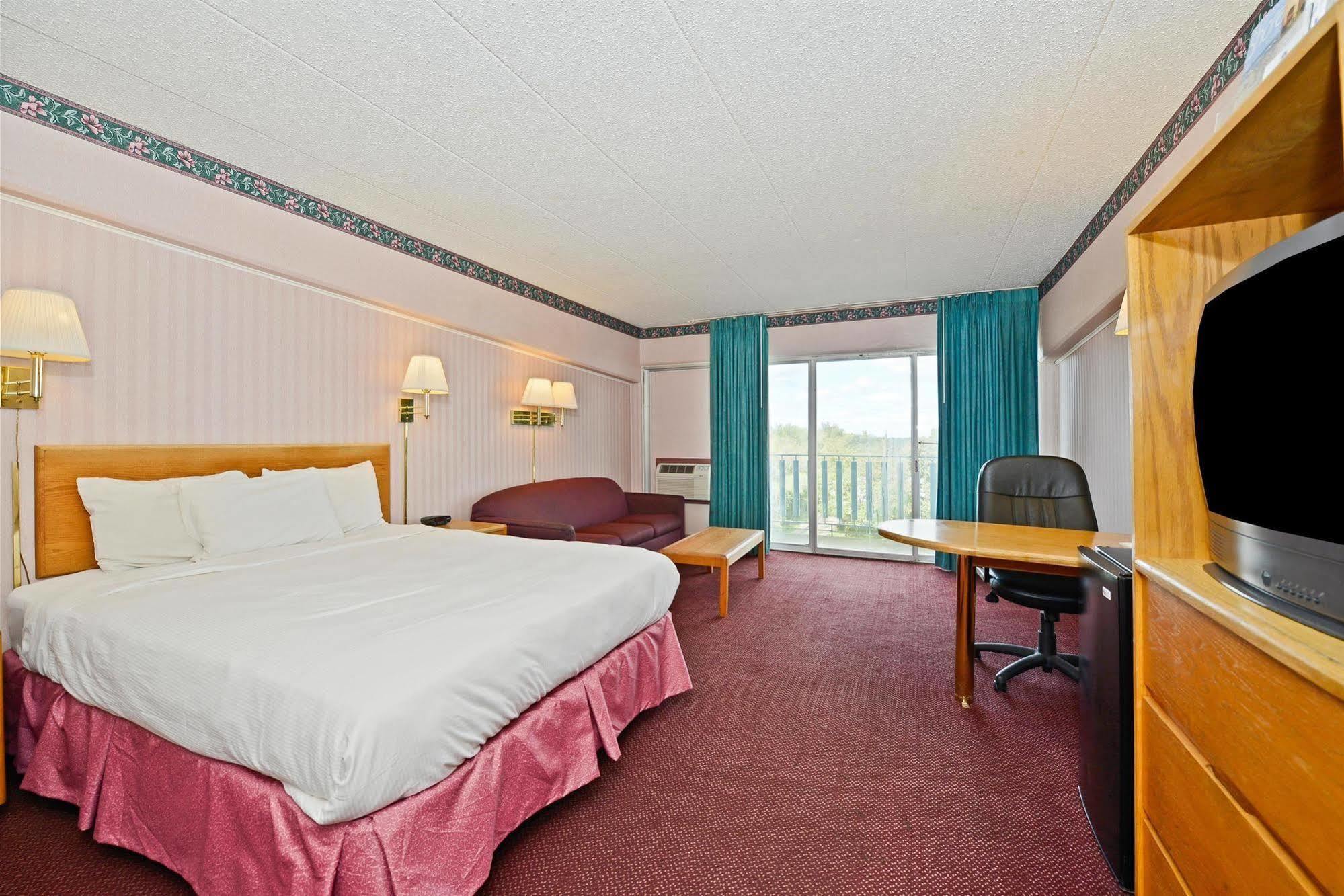 Howard Johnson By Wyndham Saint Joseph Benton Harbor Bagian luar foto