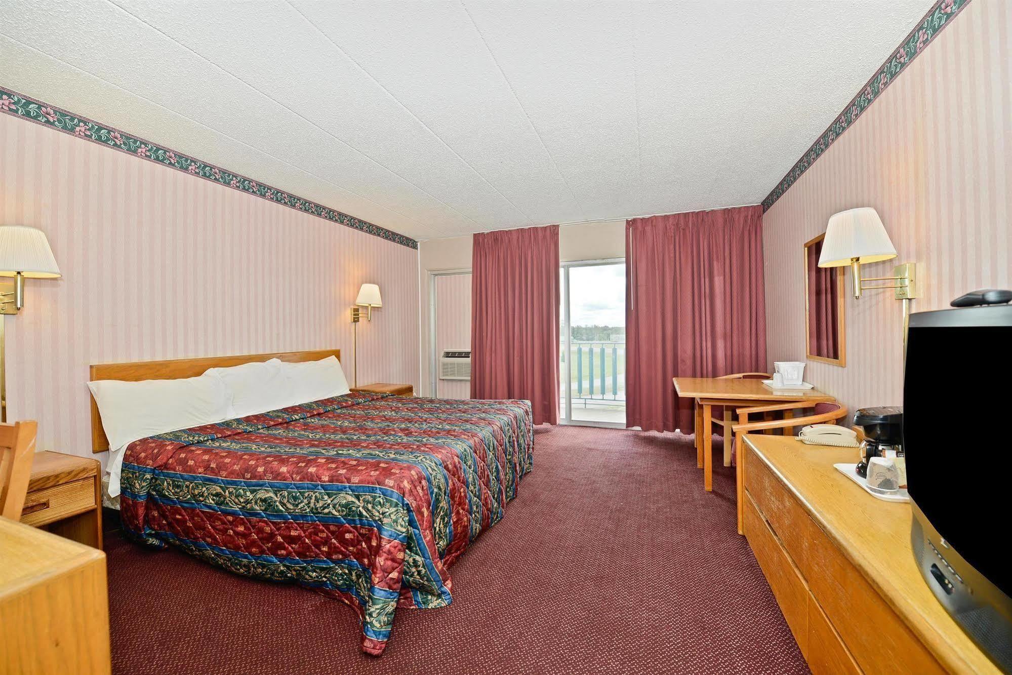 Howard Johnson By Wyndham Saint Joseph Benton Harbor Bagian luar foto