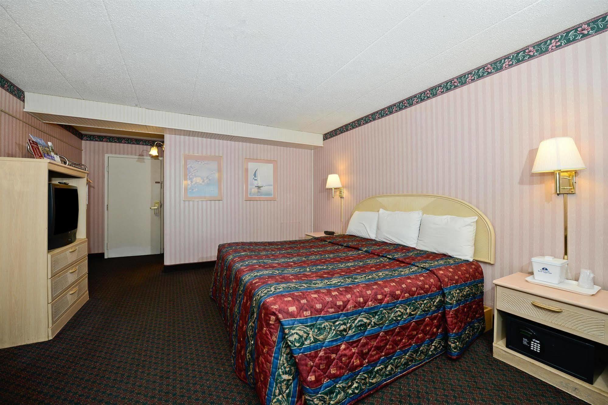 Howard Johnson By Wyndham Saint Joseph Benton Harbor Bagian luar foto