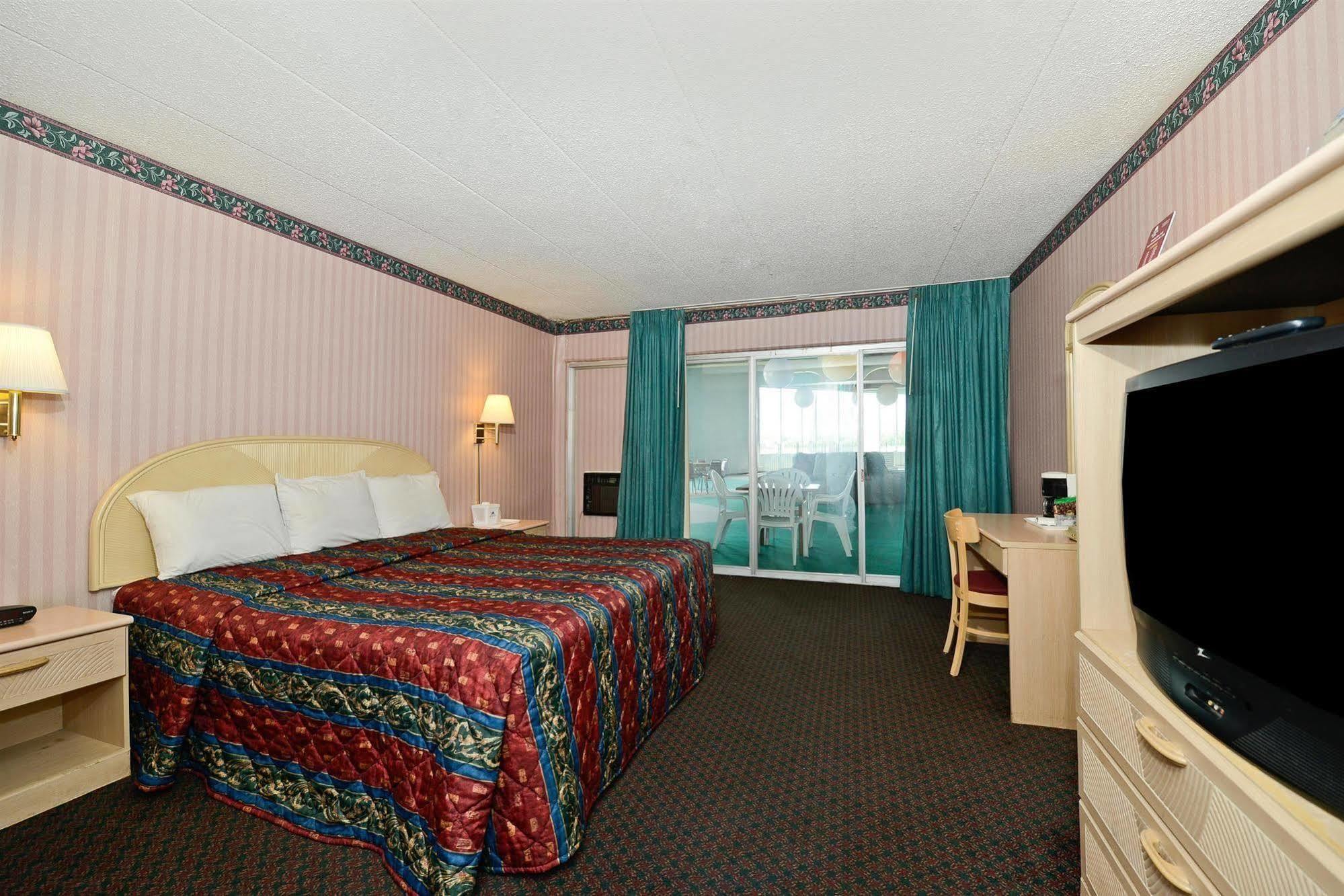 Howard Johnson By Wyndham Saint Joseph Benton Harbor Bagian luar foto