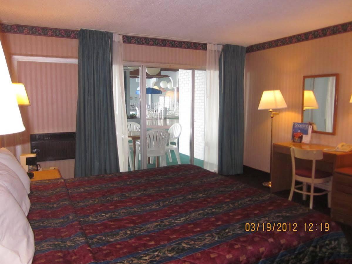 Howard Johnson By Wyndham Saint Joseph Benton Harbor Bagian luar foto