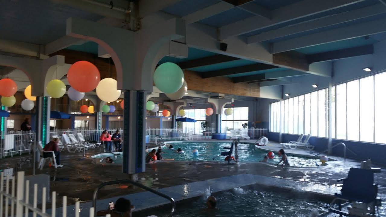 Howard Johnson By Wyndham Saint Joseph Benton Harbor Bagian luar foto