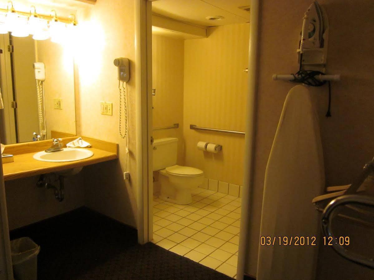 Howard Johnson By Wyndham Saint Joseph Benton Harbor Bagian luar foto