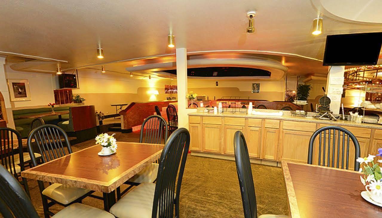 Howard Johnson By Wyndham Saint Joseph Benton Harbor Bagian luar foto